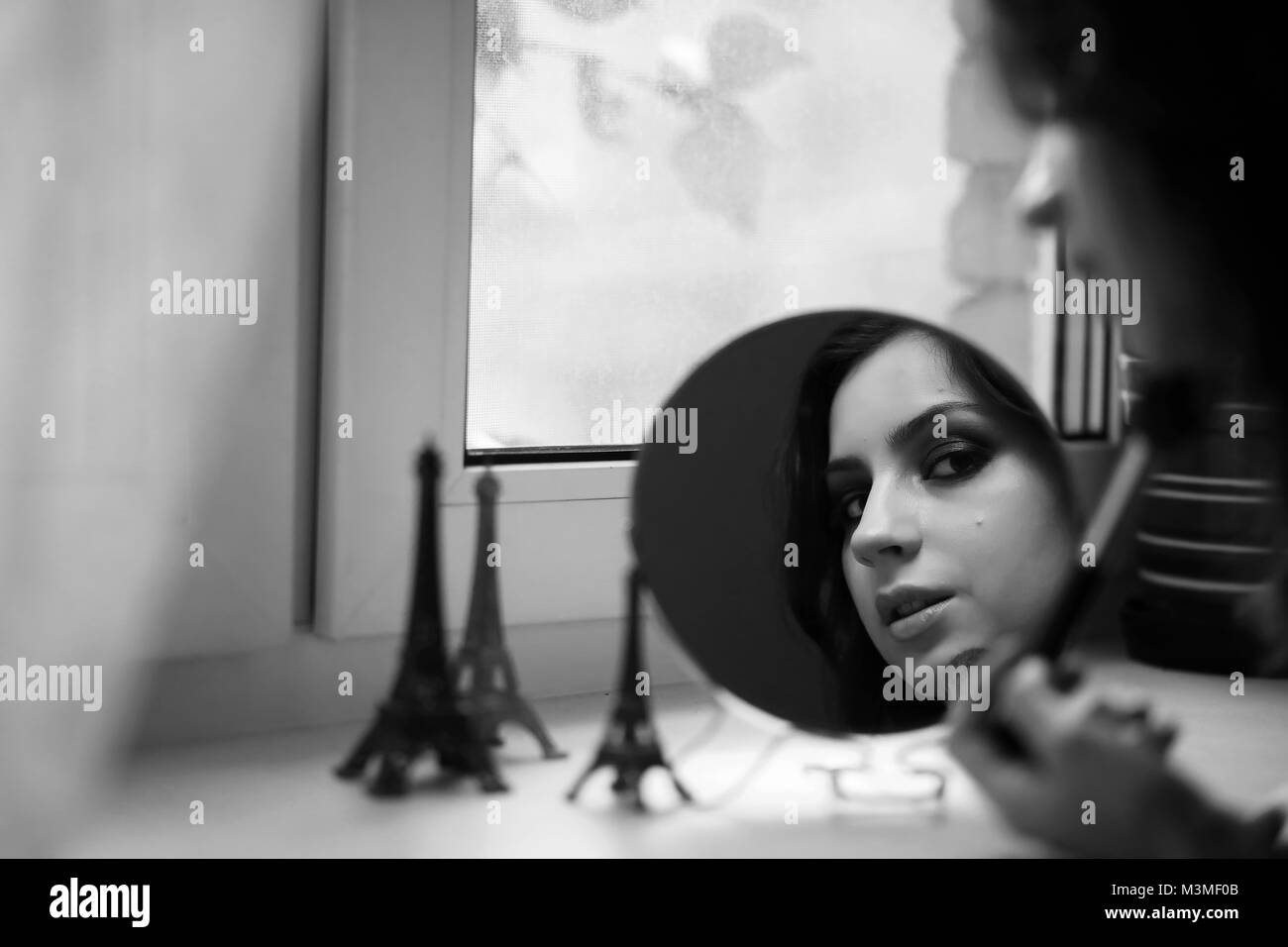 Girl doing makeup black and white Stock Photo - Alamy
