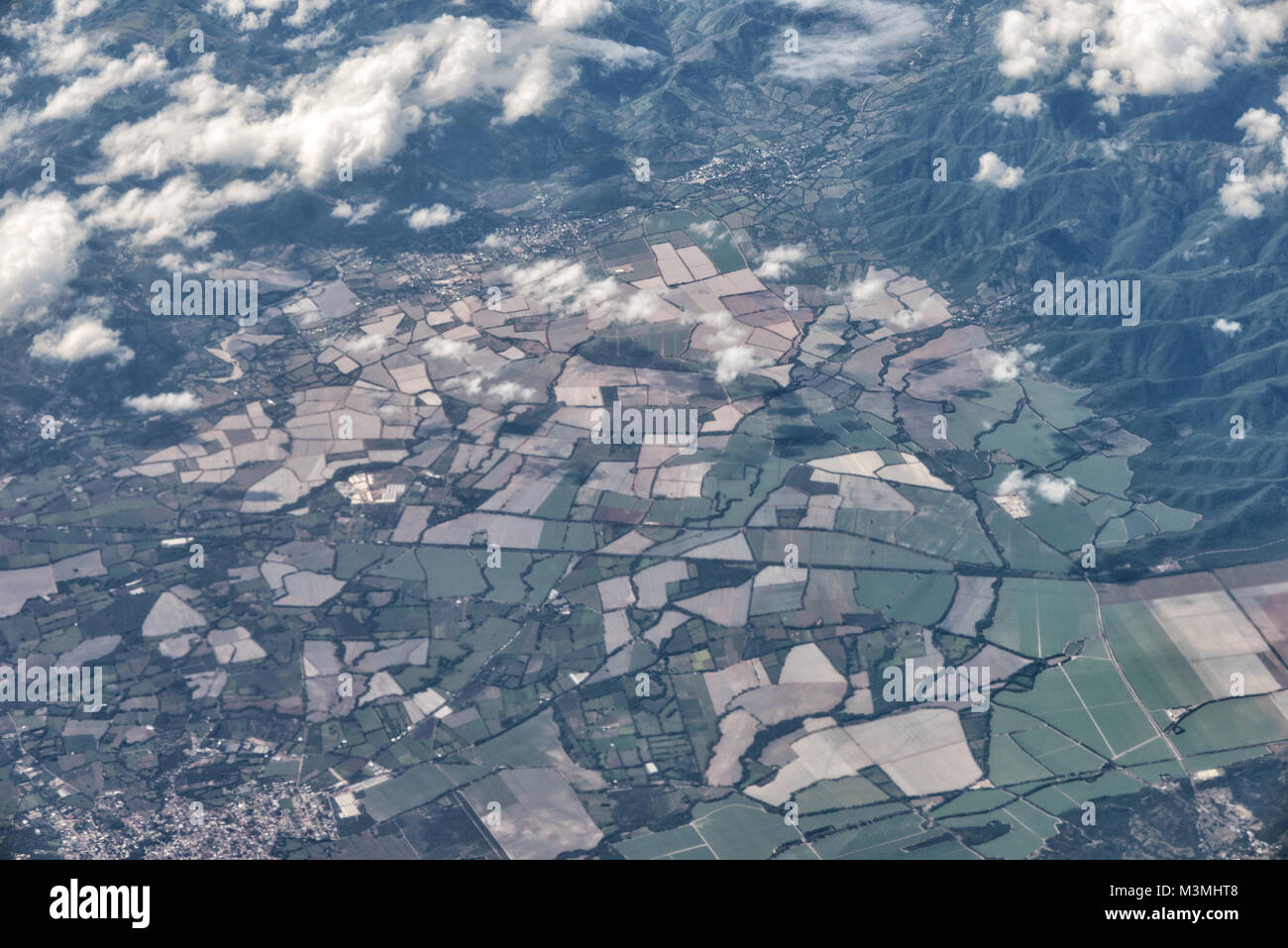 Aerial view jungle mountains ocean hi-res stock photography and images ...