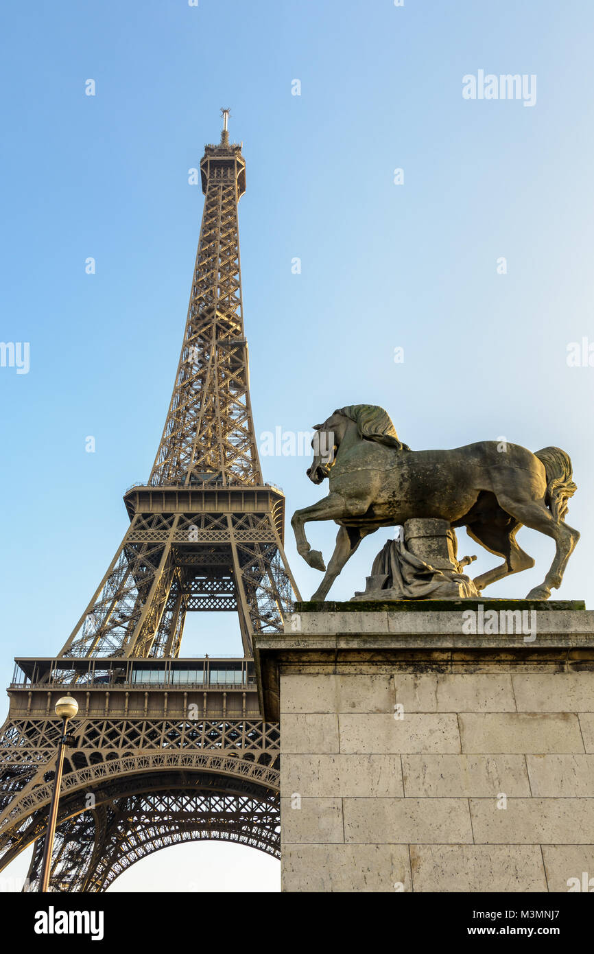 Horse statue and eiffel tower hires stock photography and images Alamy