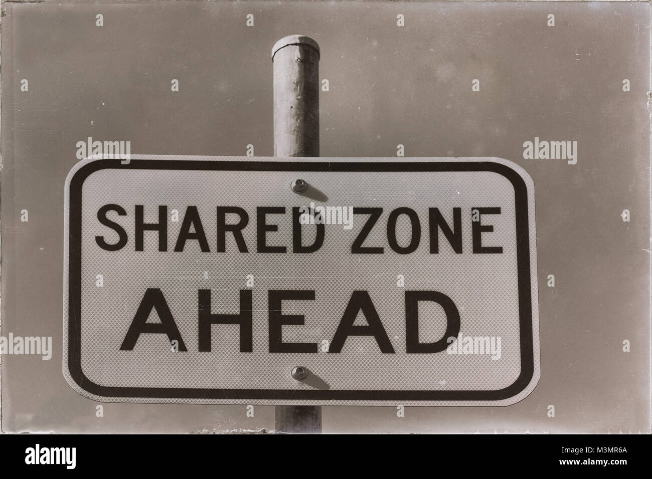 Shared zone. 00 -07. Дорожные знаки австралии. Flower zone for road inside. Sign 20.