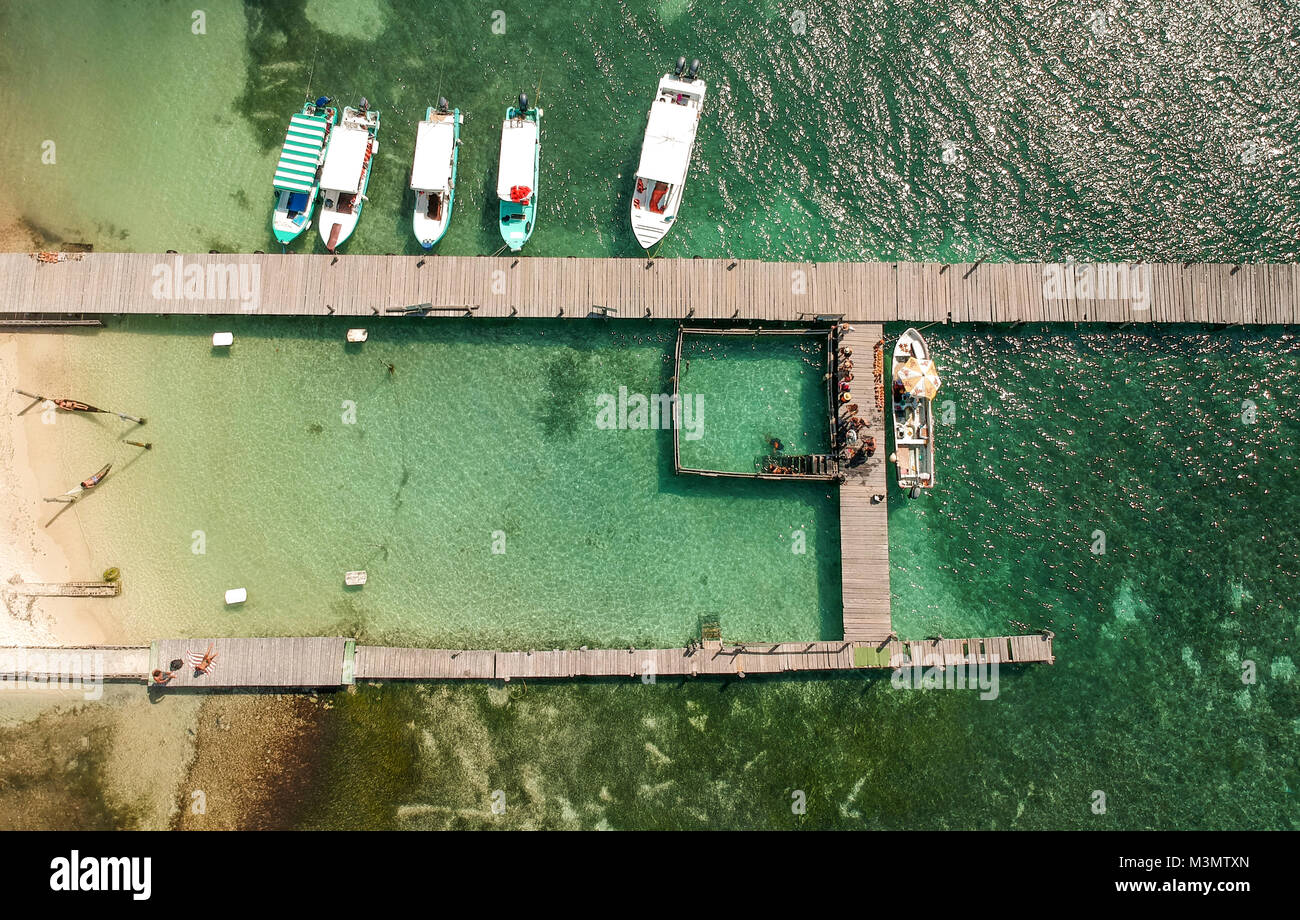 Aerial overhead photograph of boats moored to a jetty in Cancún Stock Photo