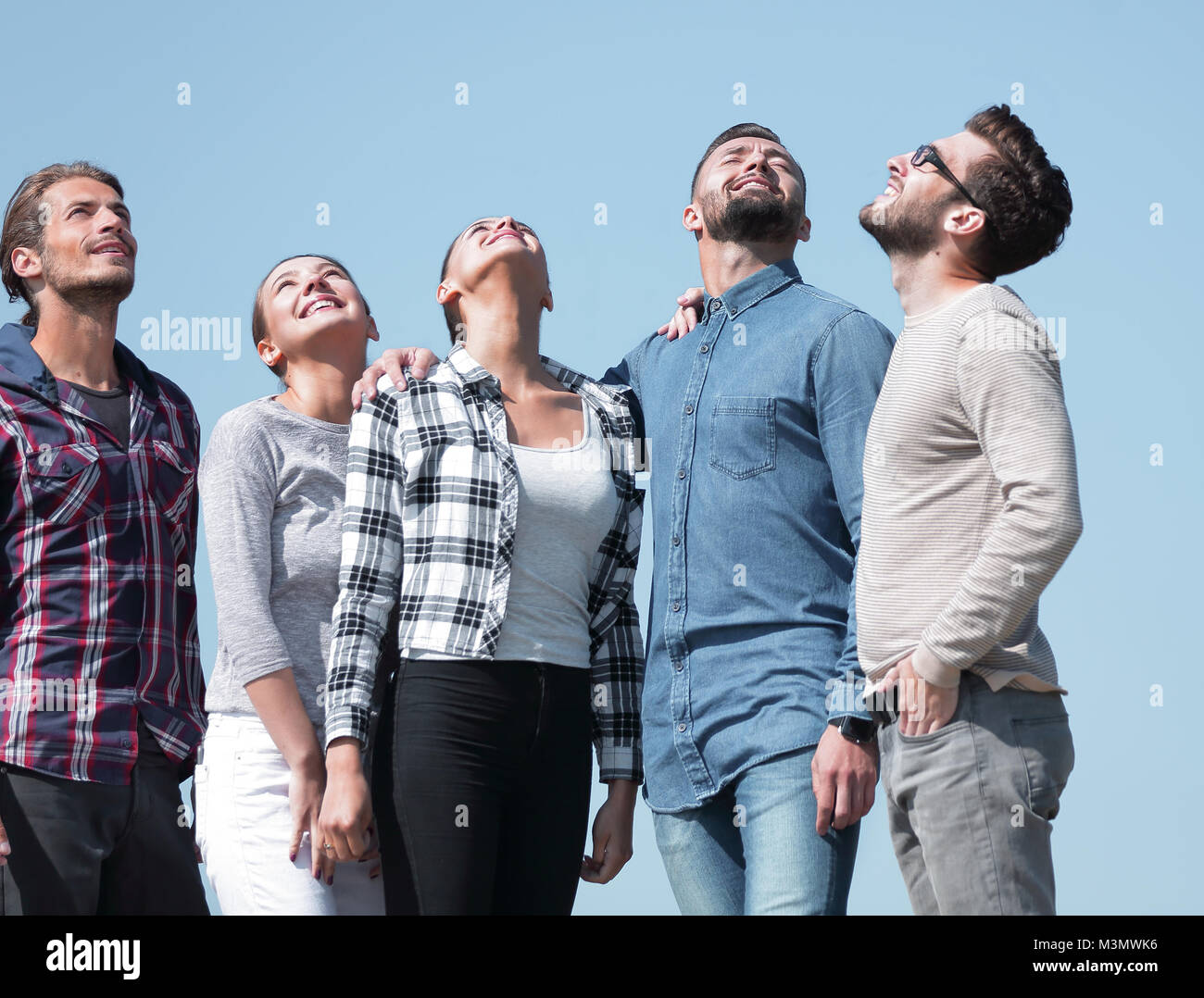 Мужик смотрит на верх. Смотрит наверх. Смотря вверх. Человек поющий смотря вверх. Человек показывает наверх.