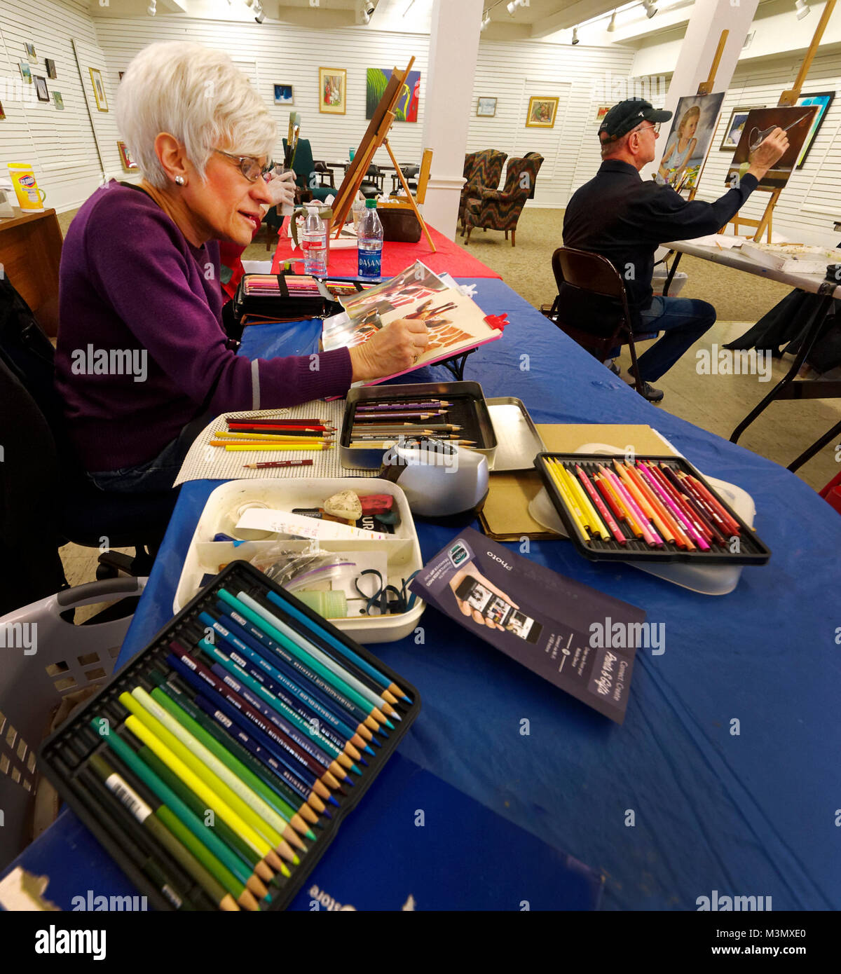 Old people art classes hi-res stock photography and images - Alamy