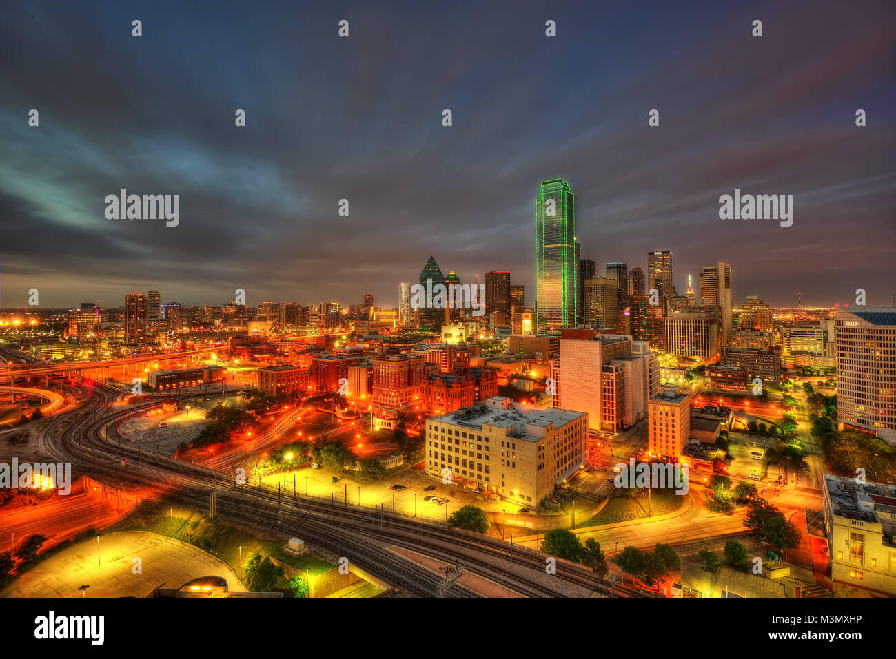 Bank in downtown dallas hi-res stock photography and images - Alamy