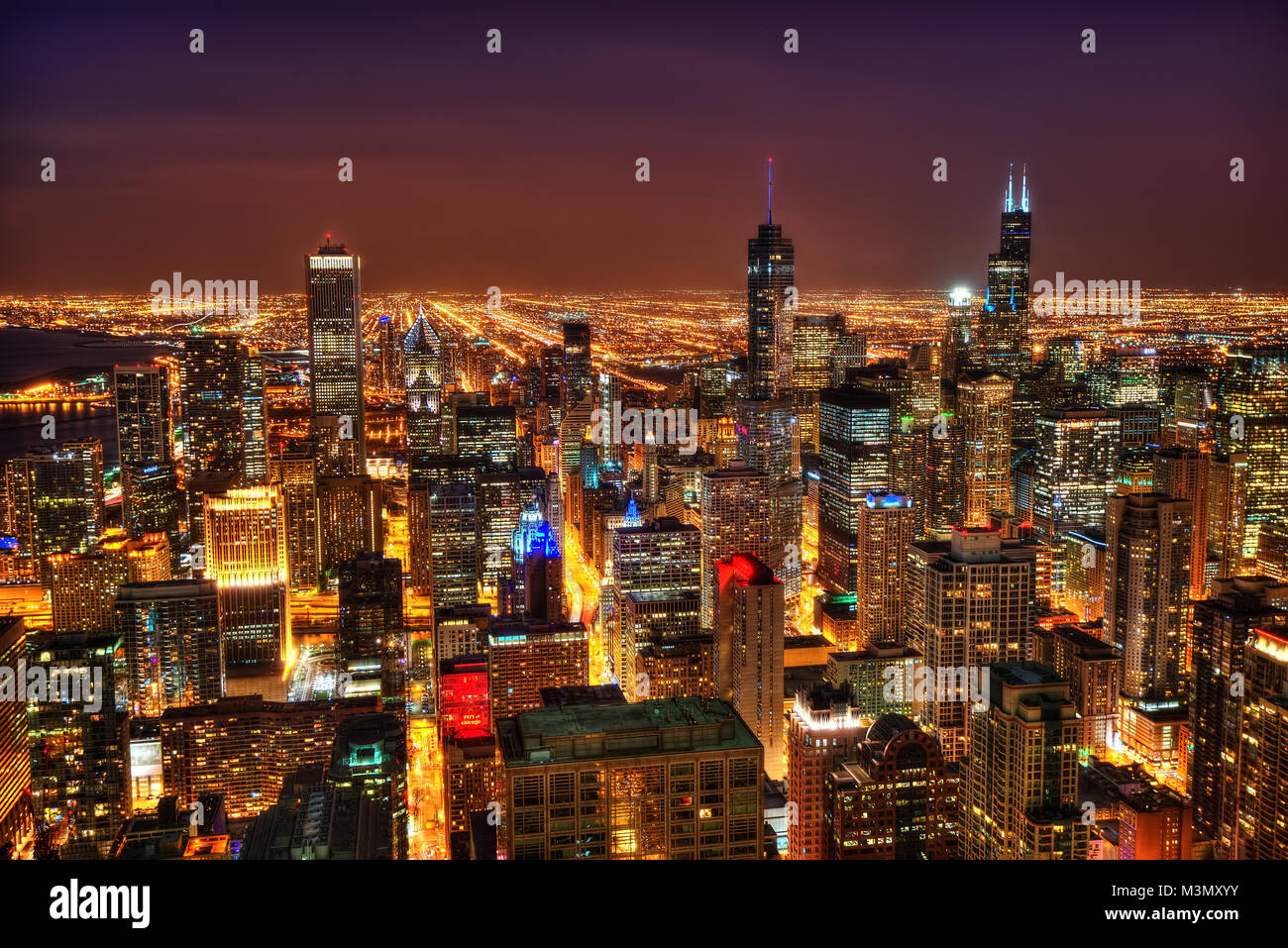 Chicago skyline at night hi-res stock photography and images - Alamy