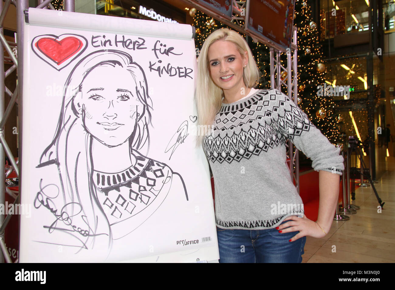 Sarah Knappik vor der Zeichnung die Joerg Knoer von ihr gemacht hat