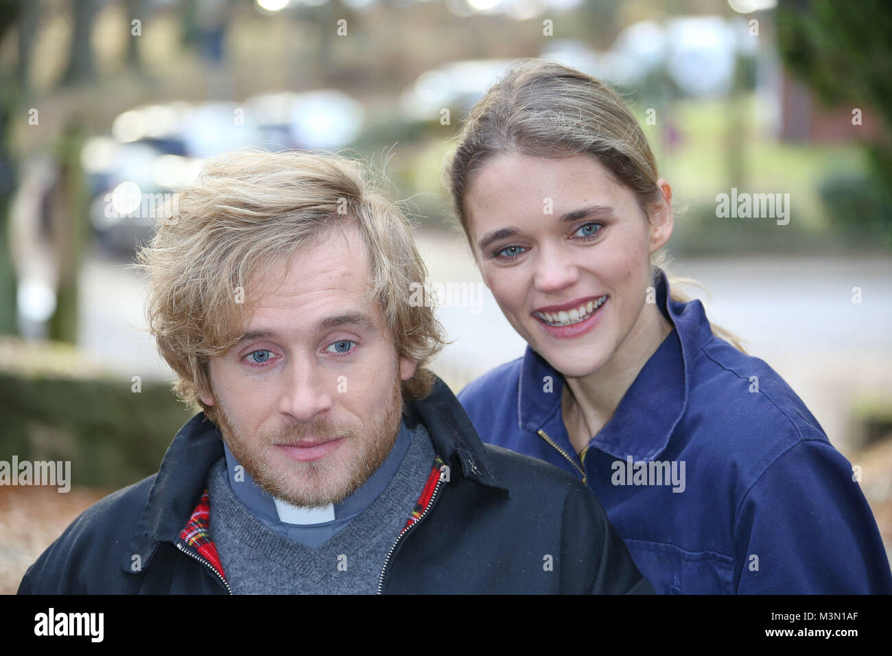 Samuel Koch mit Ehefrau Sarah Elena Koch als Pastor und eine Kleptomanin  und Wanda Perdelwitz und Peter Fieseler spielen beim Grossstadtrevier,  Sinstorf, Hamburg, 24.11.2016 Stock Photo - Alamy