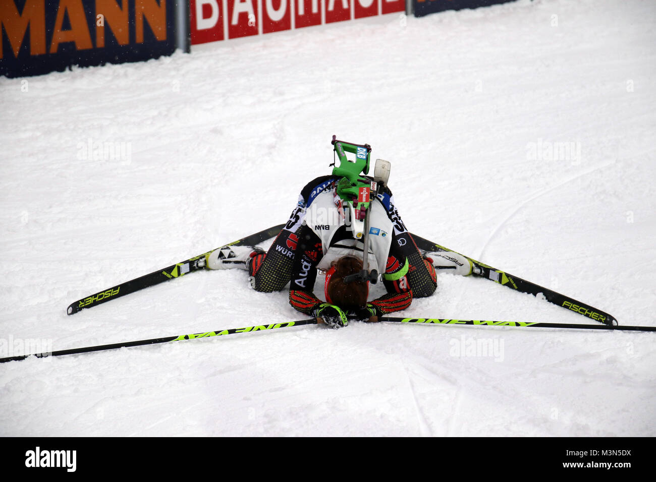 Gekämpft bis zum Umfallen und Platz drei erreicht: Laura Dahlmeier (SC Partenkirchen) liegt im Ziel im Schnee - Weltcup Ruhpolding 2017 - Sprint Frauen Stock Photo