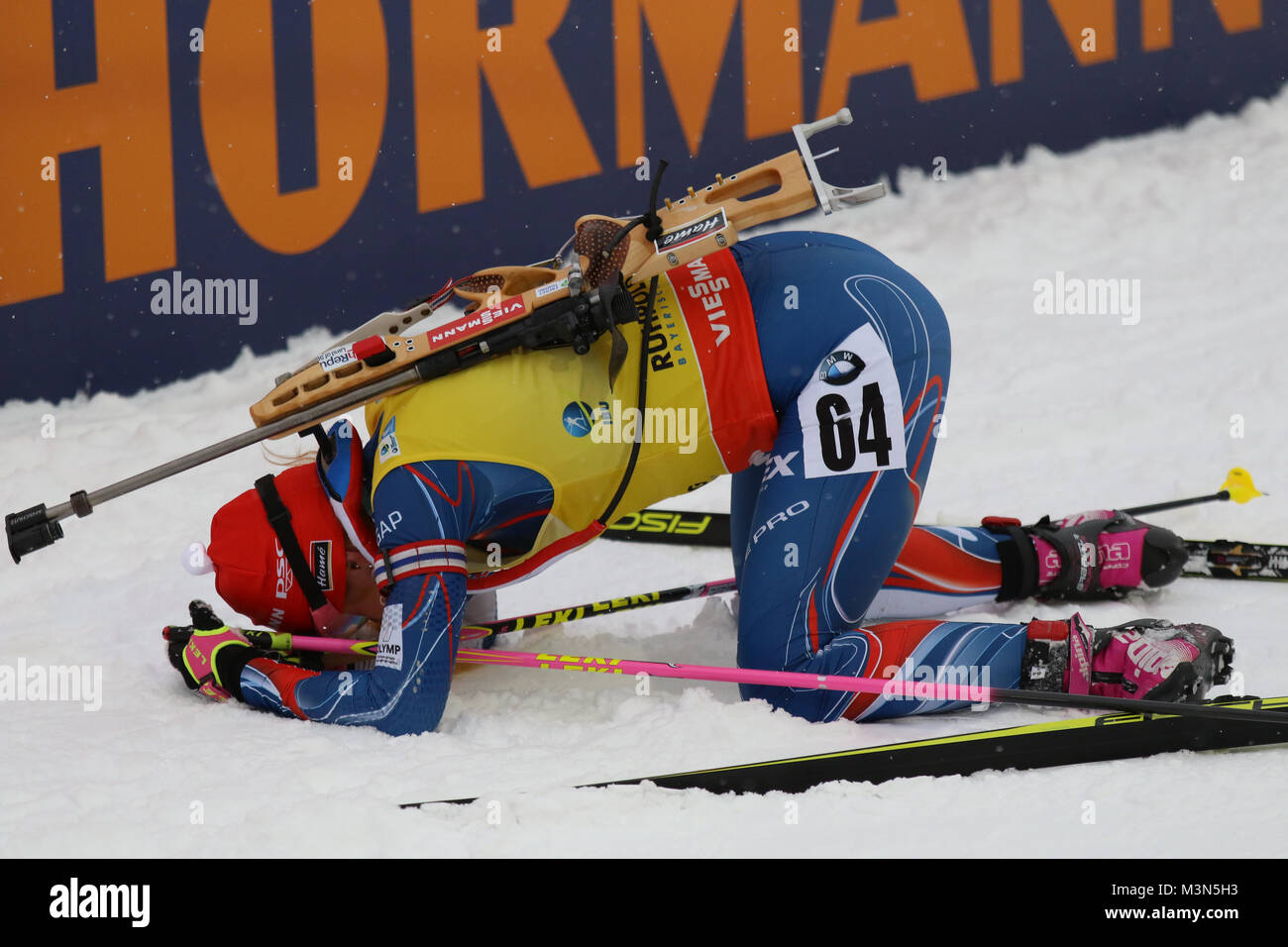 Gekämpft bis zum Umfallen und Platz zwei: Gabriela Koukalova (vormals Soukalova) liegt im Schnee - Weltcup Ruhpolding 2017 - Sprint Frauen Stock Photo