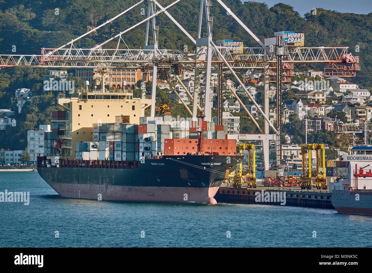 Container vessel unload hi-res stock photography and images - Alamy