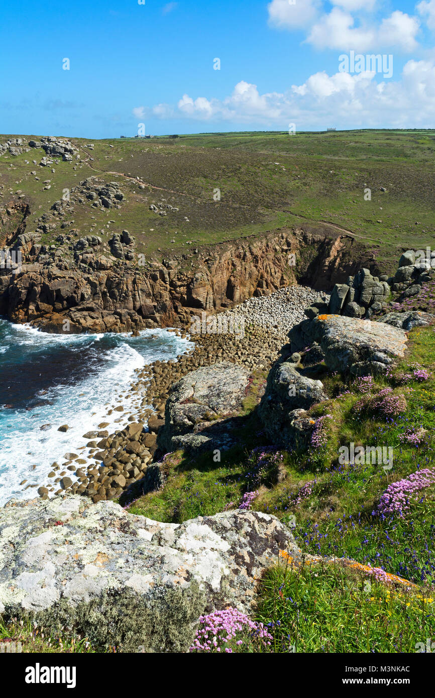 the secluded cove of porth loe near gwennap head on the penwith peninsular in cornwall, england, britain, uk. Stock Photo