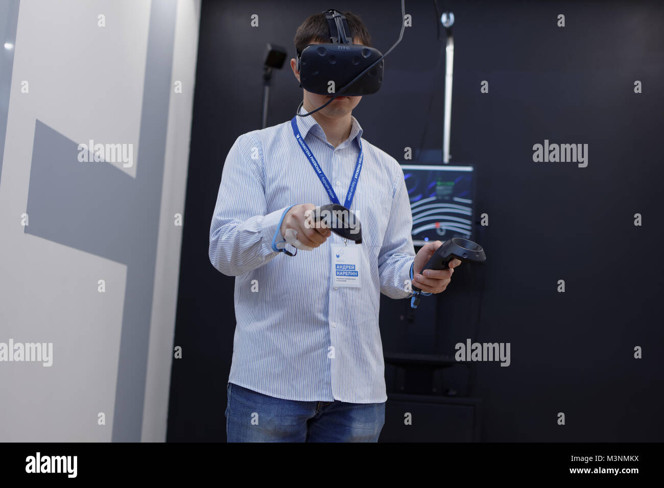 Demonstrate virtual reality hi-res stock photography and images - Alamy