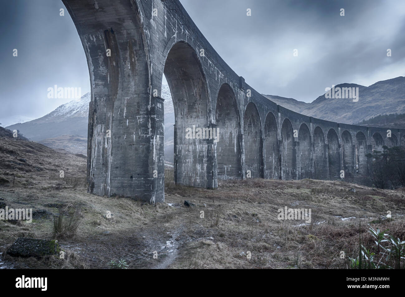 The 21 arches of the Glenfinnan Viaduct carry the West Highland Railway Line across Glenfinnan. The viaduct overlooks the Glennfinnan Monument and Loc Stock Photo