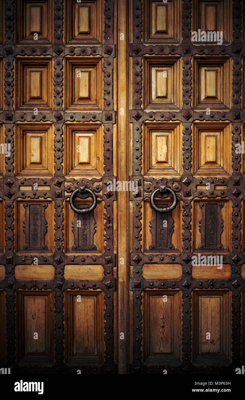 Old oak wooden studded door hi-res stock photography and images - Alamy