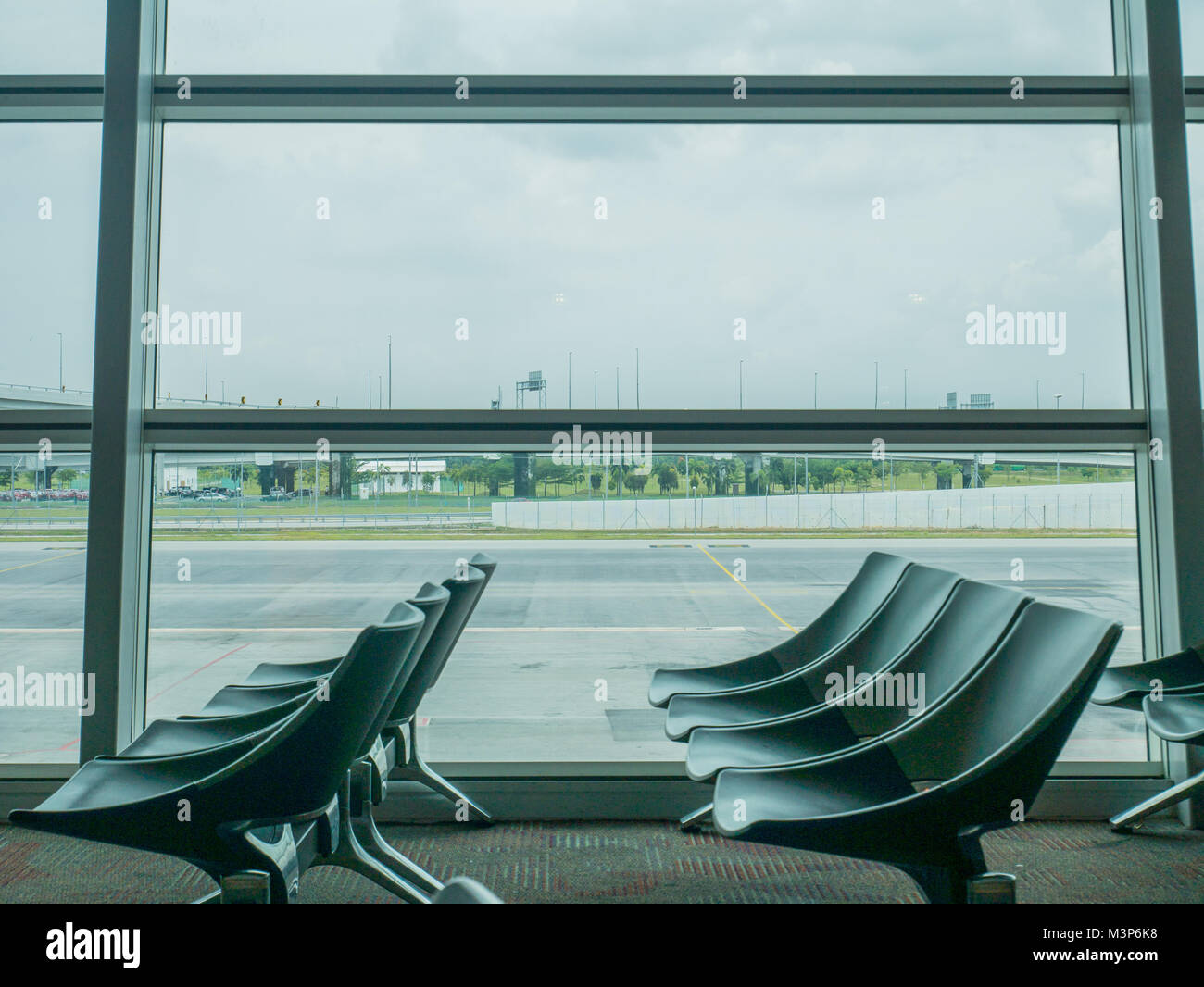 Airport waiting room window hi-res stock photography and images - Alamy