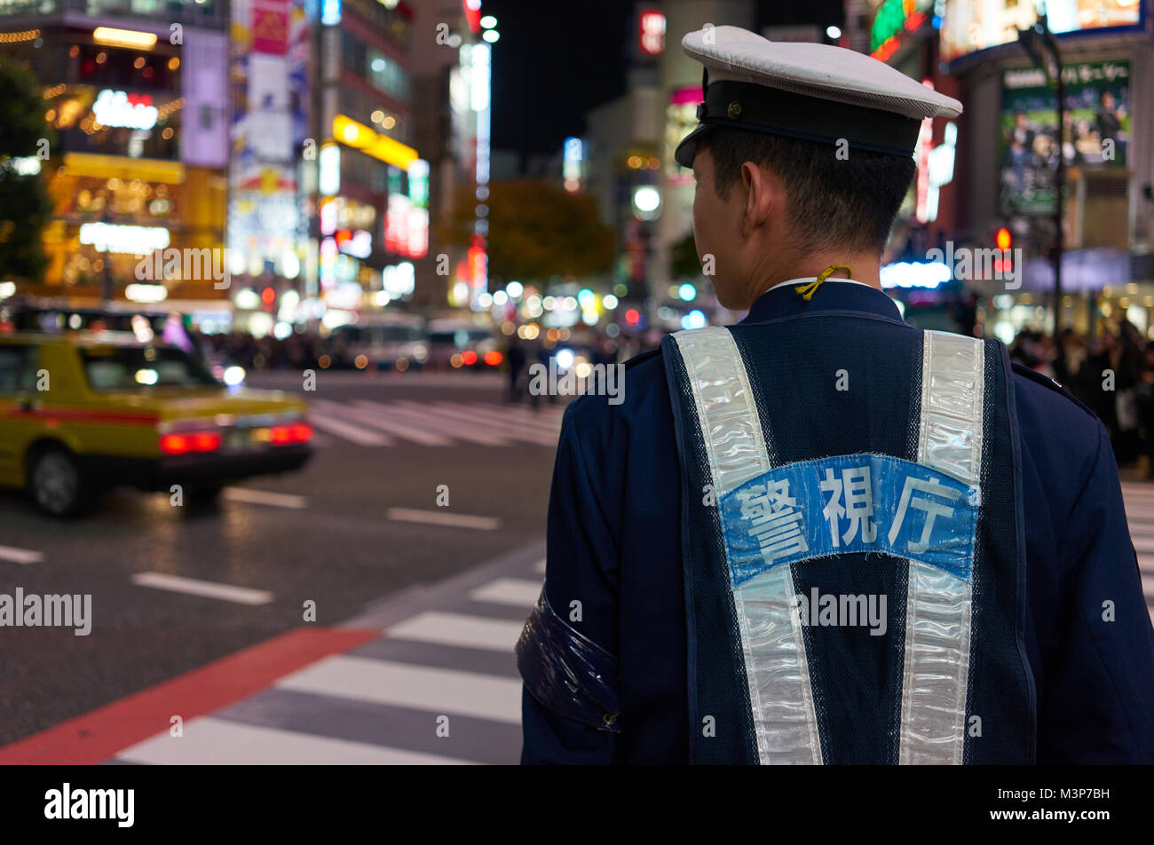 Japanese policeman at the Shibuya crossing in Tokyo Stock Photo