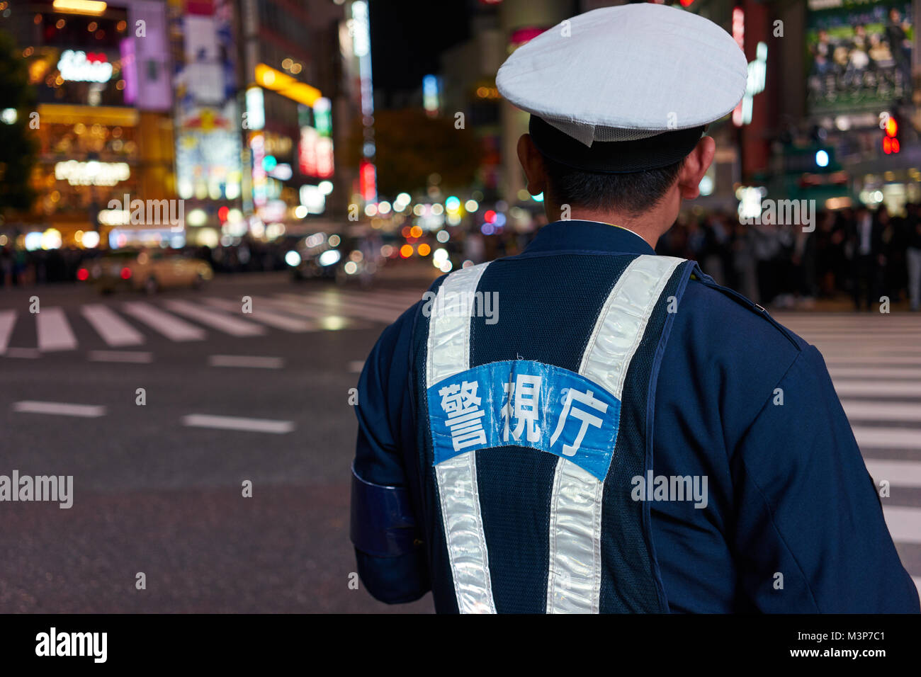 Japanese policeman at the Shibuya Crossing in Tokyo Stock Photo