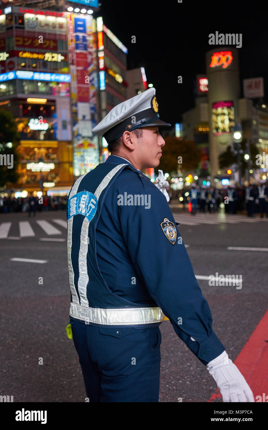 Japanese policeman at the Shibuya Crossing in Tokyo Stock Photo