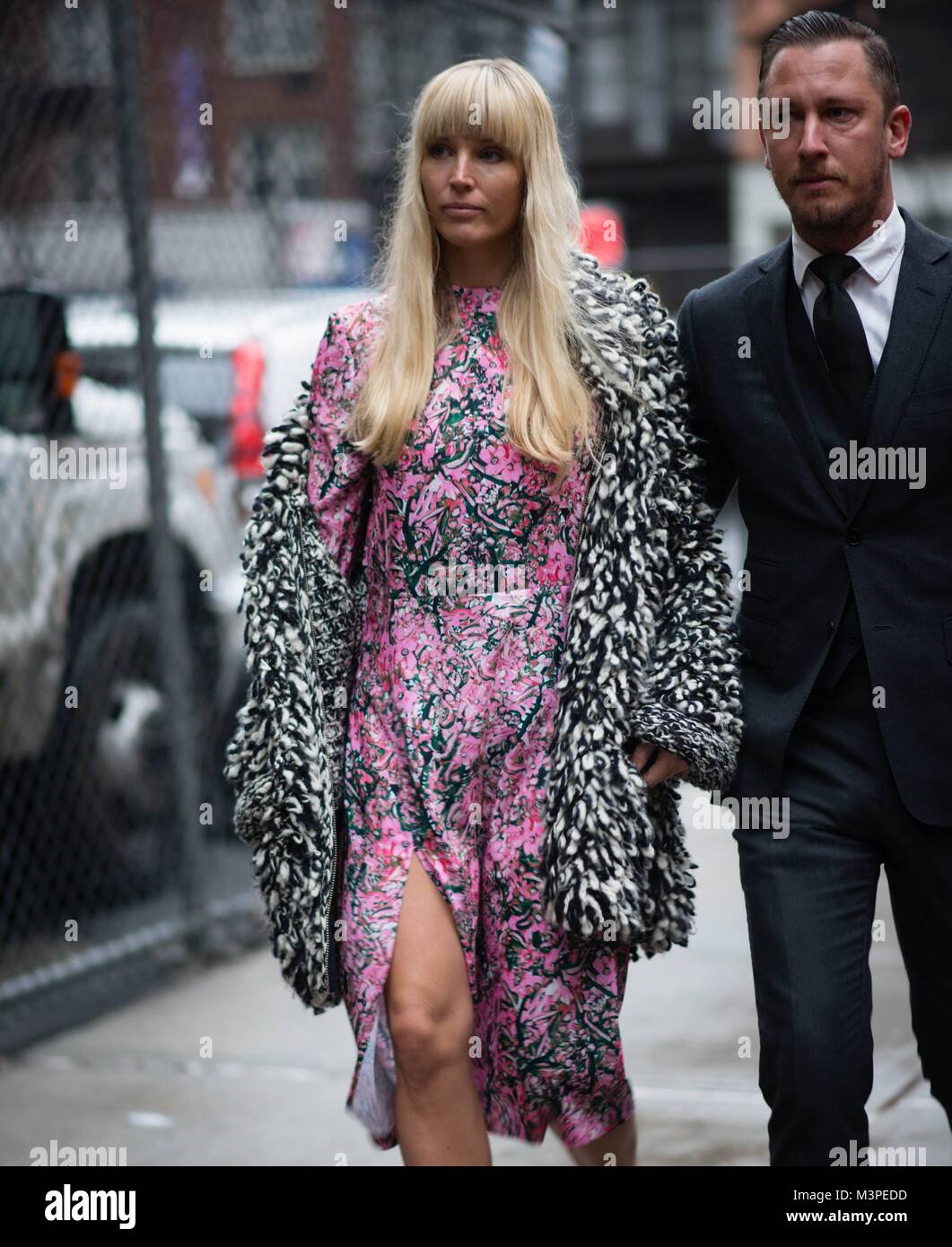 New York City, USA. 10th Feb, 2018. A chic showgoer arriving for a runway show during New York Fashion Week - Feb 9, 2018 - Credit: Runway Manhattan/Michelle Sangster | Verwendung weltweit/dpa/Alamy Live News Stock Photo
