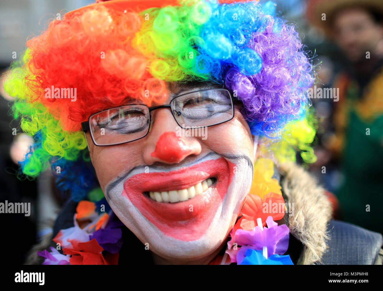A carnival-goer dressed up as a clown takes part in the Rosenmontag (Shrove Monday) carnival procession in Duesseldorf, Germany, 12 Febraury 2018. Photo: Marcel Kusch/dpa Stock Photo