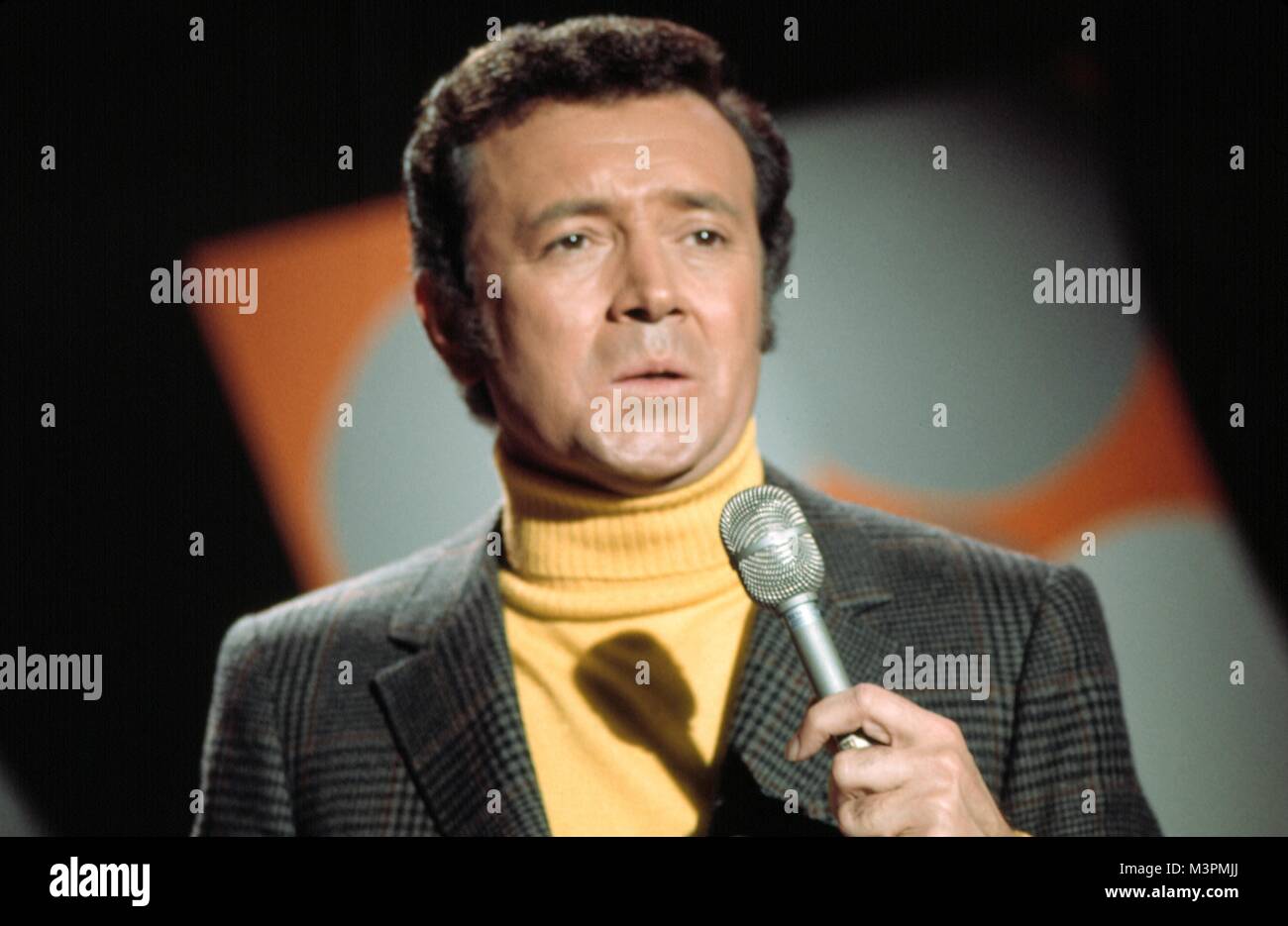 ***FILE PHOTO*** ***Vic Damone Has Passed Away aged 89*** Vic Damone singing Los Angeles, CA © RTSlaughter/MediaPunch 1972 Stock Photo