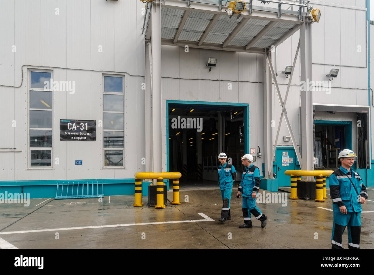 Worker packing shipment shop hi-res stock photography and images - Alamy