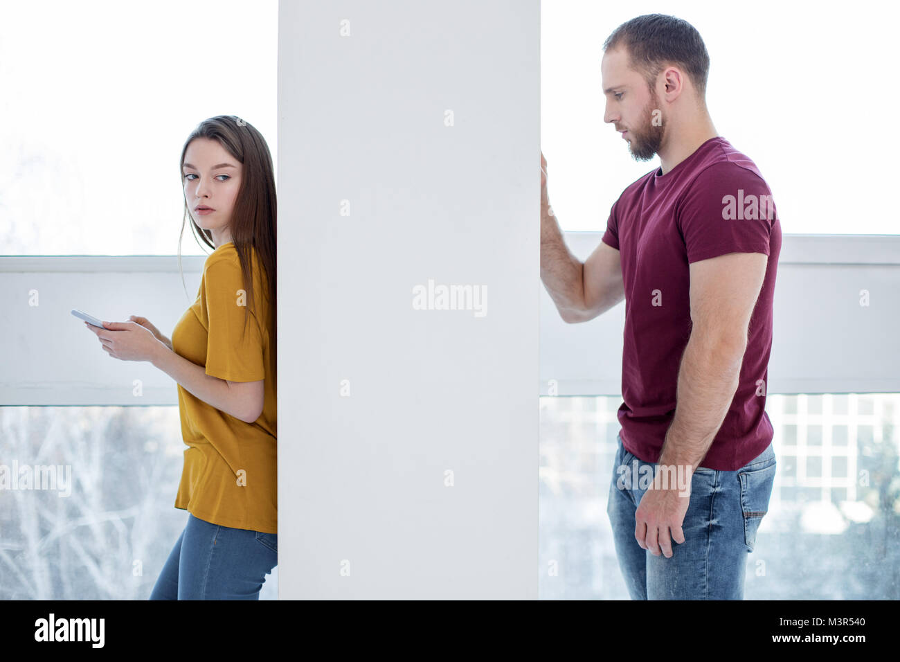Strained relationship. Holding her down. Дети за руки. Про жесты. Мужчина замыкается в себе.