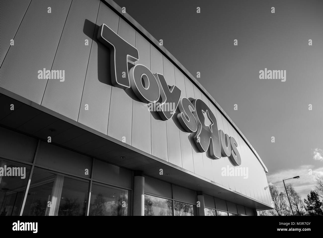 Toys R Us store front days after it announced it would be closing 16 of its UK stores. 12th February 2018, Warrington, UK. Black and White Image. Stock Photo