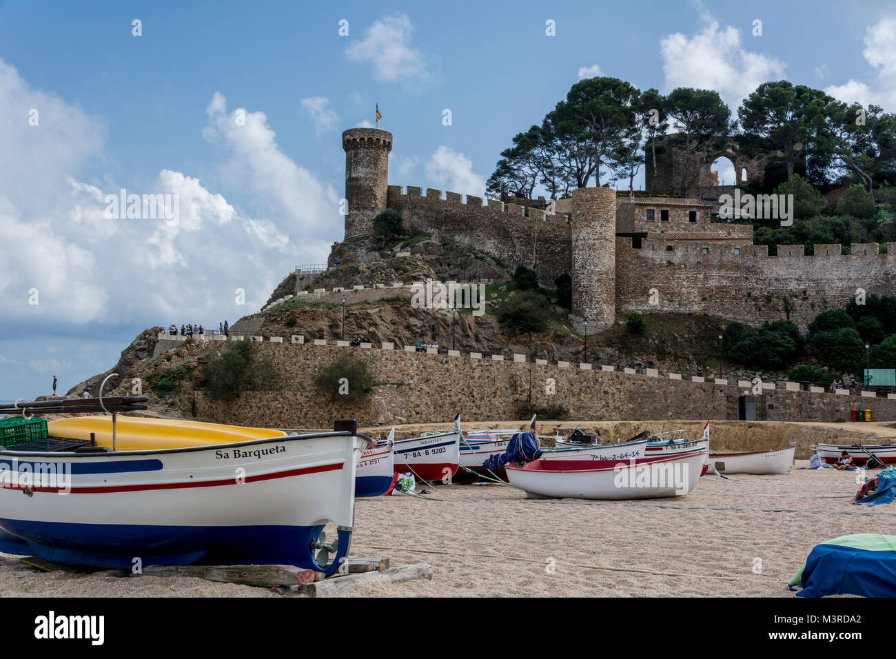 Tossa de Mar Costa Brava, Boote am Strand mit Blick auf die Halbinsel mit der Festung Stock Photo