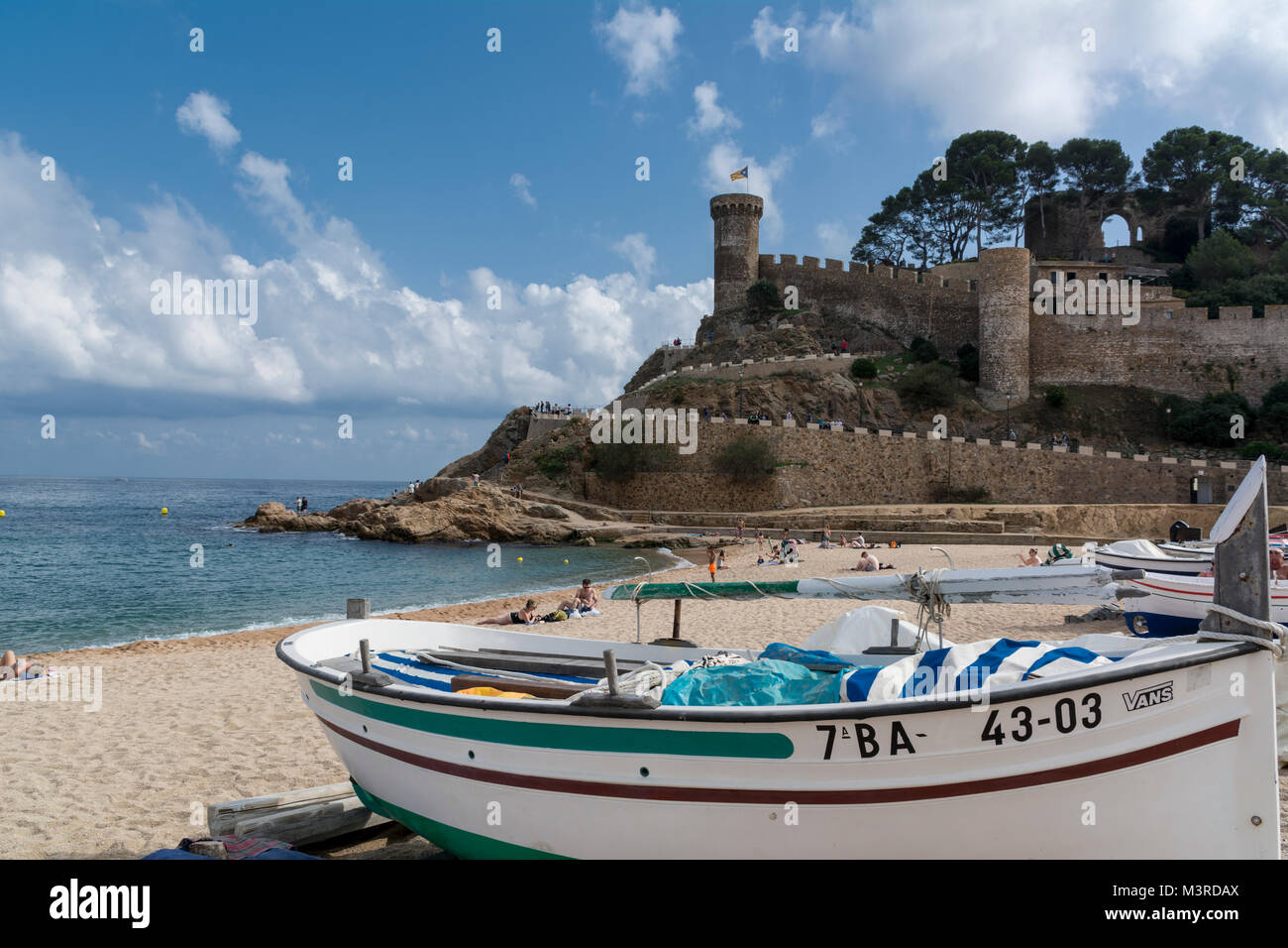 Tossa de Mar Costa Brava, Boote am Strand, Blick auf die Halbinsel mit der Festung Stock Photo