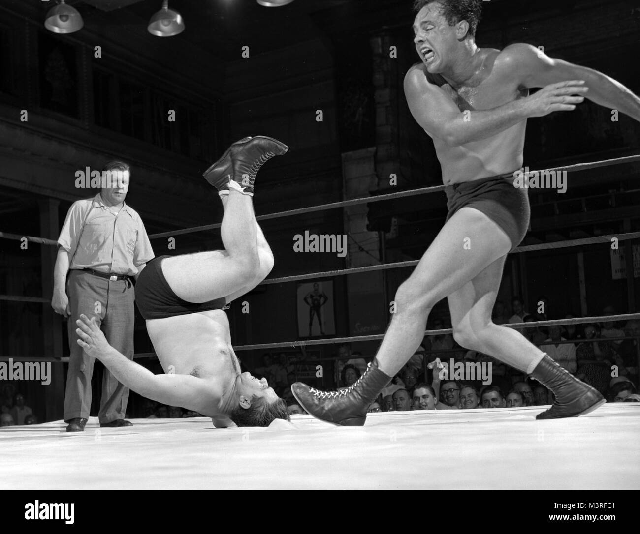 Verne Gagne, at right, and Dutch Hefner in a wrestling match in 1952 Stock Photo