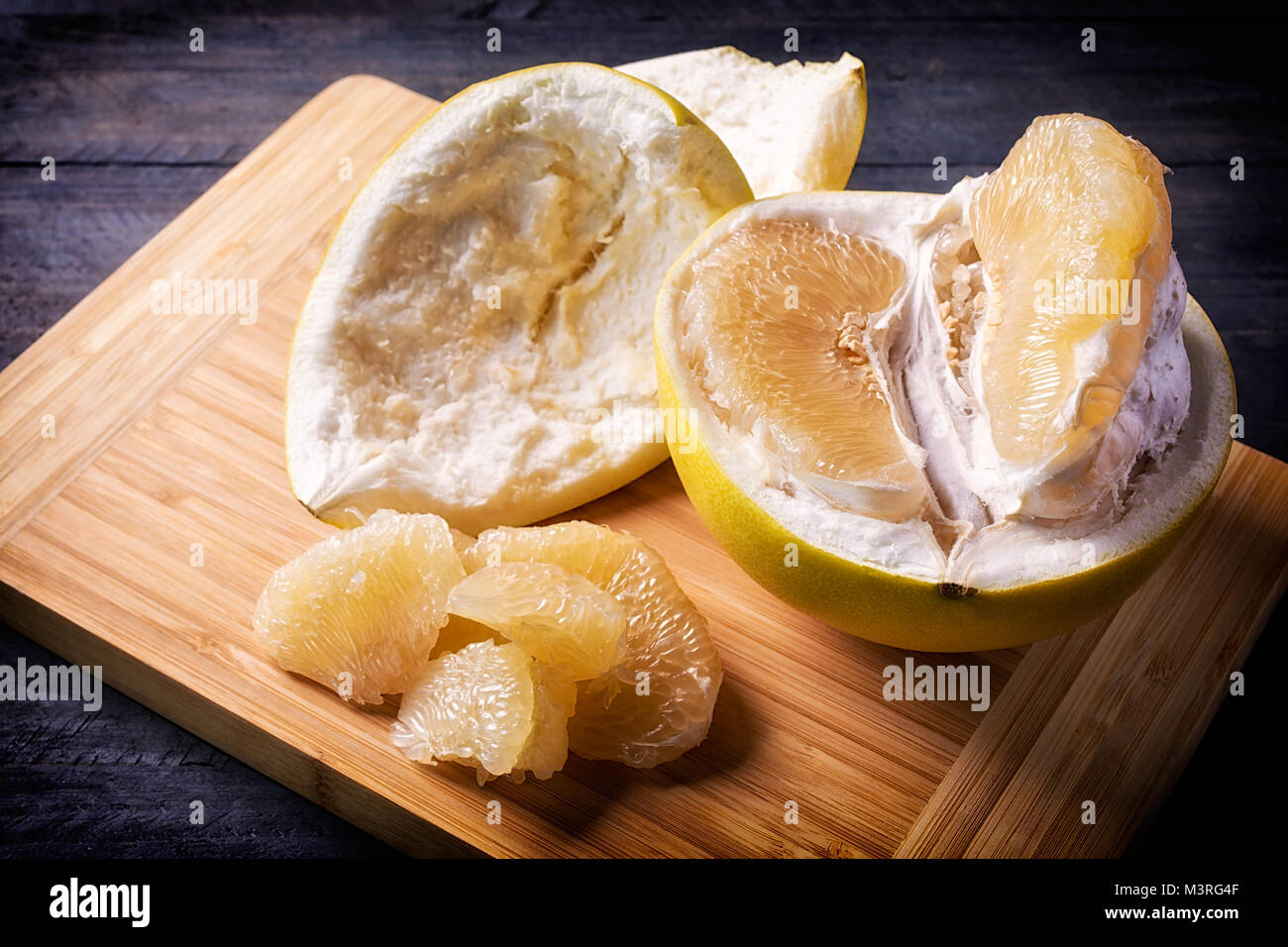 Помело. Китайский фрукт помело. Памела фрукт с синей этикеткой. Помело розовый. Помело на белом фоне.