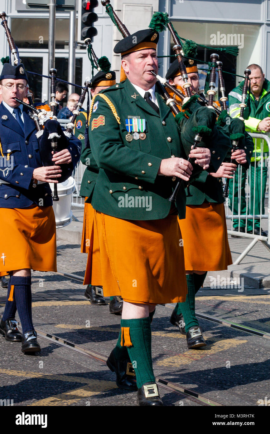 Irish army pipe band hi-res stock photography and images - Alamy