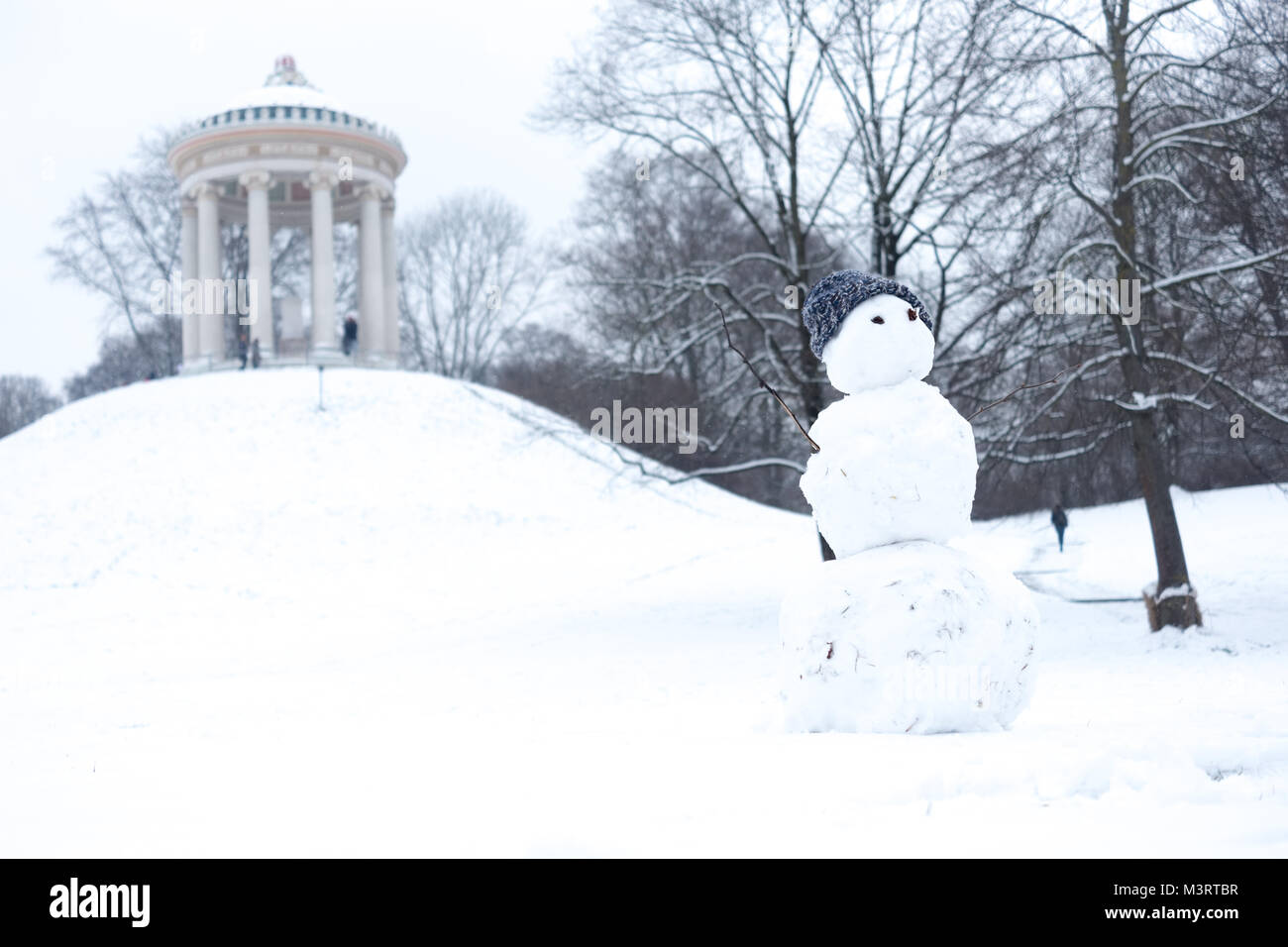 Schneemann vor dem Monopteros im Englischen Garten, München;  Snowman in front of the Monopteros in the English Garden, Munich, Bavaria Stock Photo