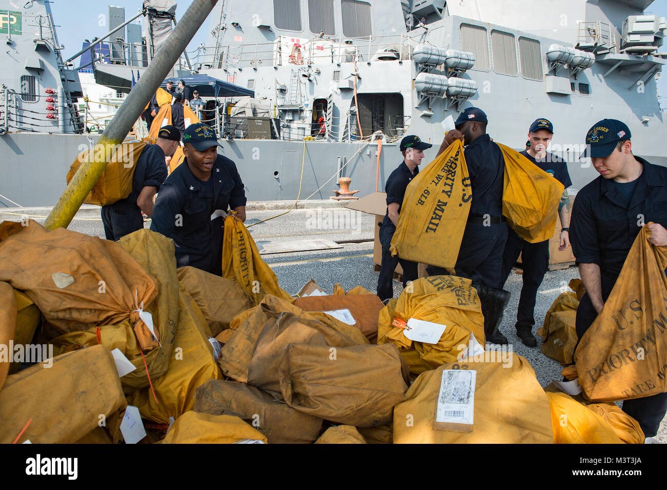 160413-N-MD297-027 ACAJUTLA, El Salvador (April 13, 2016) Sailors assigned to the Arleigh Burke-class guided-missile destroyer USS Lassen (DDG 82) carry more than 3,000 lbs. of mail onto the ship during a brief stop for fuel (BSF) in Acajutla, El Salvador. Lassen is currently underway in support of Operation Martillo, a joint operation with the U.S. Coast Guard and partner nations within the 4th Fleet area of responsibility. Operation Martillo is being led by Joint Interagency Task Force South, in support of U.S. Southern Command. (U.S. Navy photo by Mass Communication Specialist 2nd Class Hue Stock Photo
