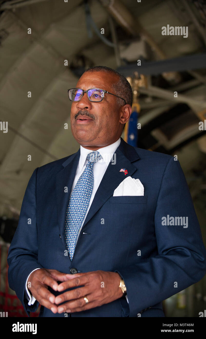 mr-dwight-bush-us-ambassador-to-morocco-speaks-to-press-from-the-back-M3T46M.jpg