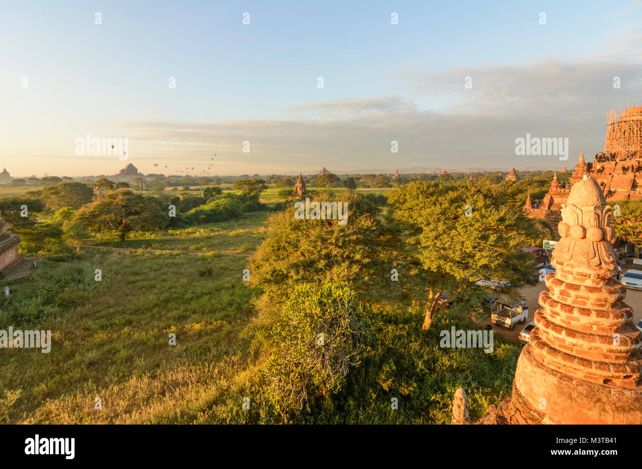 Bagan: temples, stupas, balloons, Buledi Temple (right), , Mandalay Region, Myanmar (Burma) Stock Photo