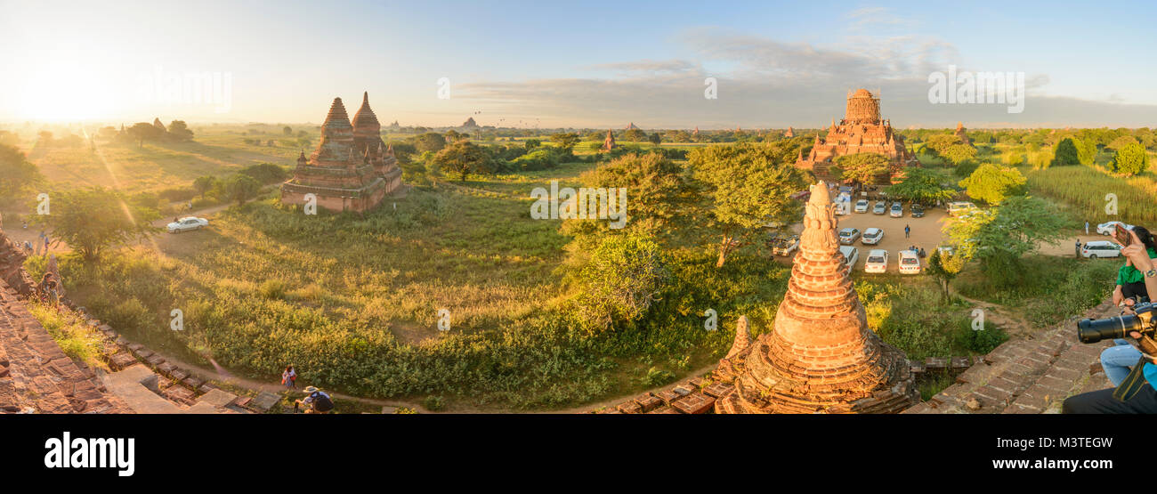 Bagan: temples, stupas, balloons, Buledi Temple (right), , Mandalay Region, Myanmar (Burma) Stock Photo