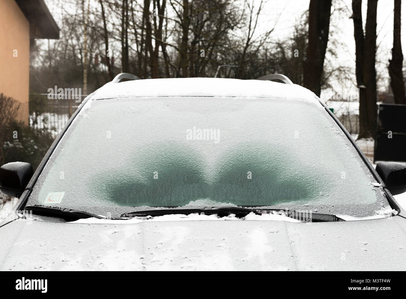 https://c8.alamy.com/comp/M3TF4W/defrosting-ice-from-car-windshield-M3TF4W.jpg