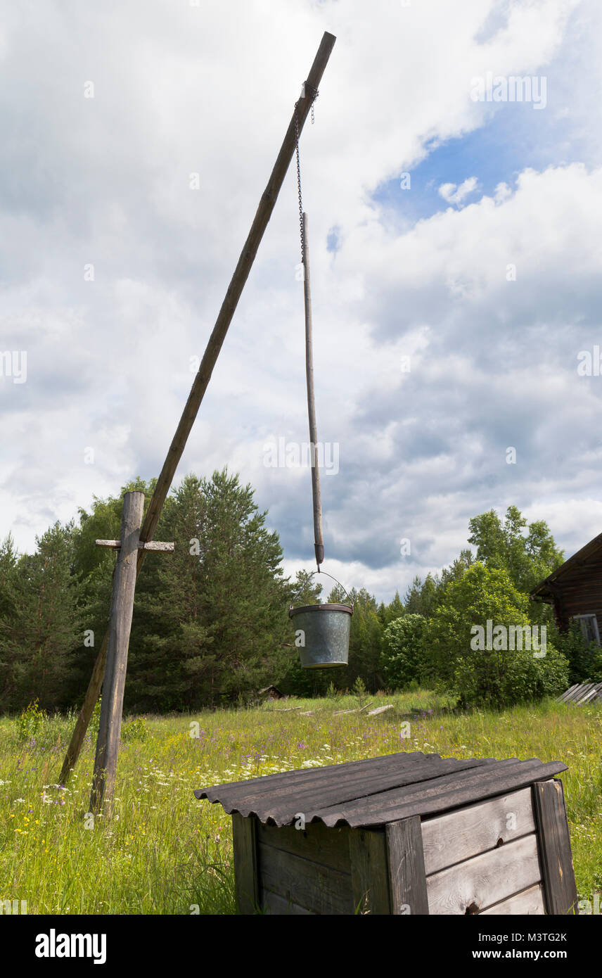 Дом с колодцем журавлем