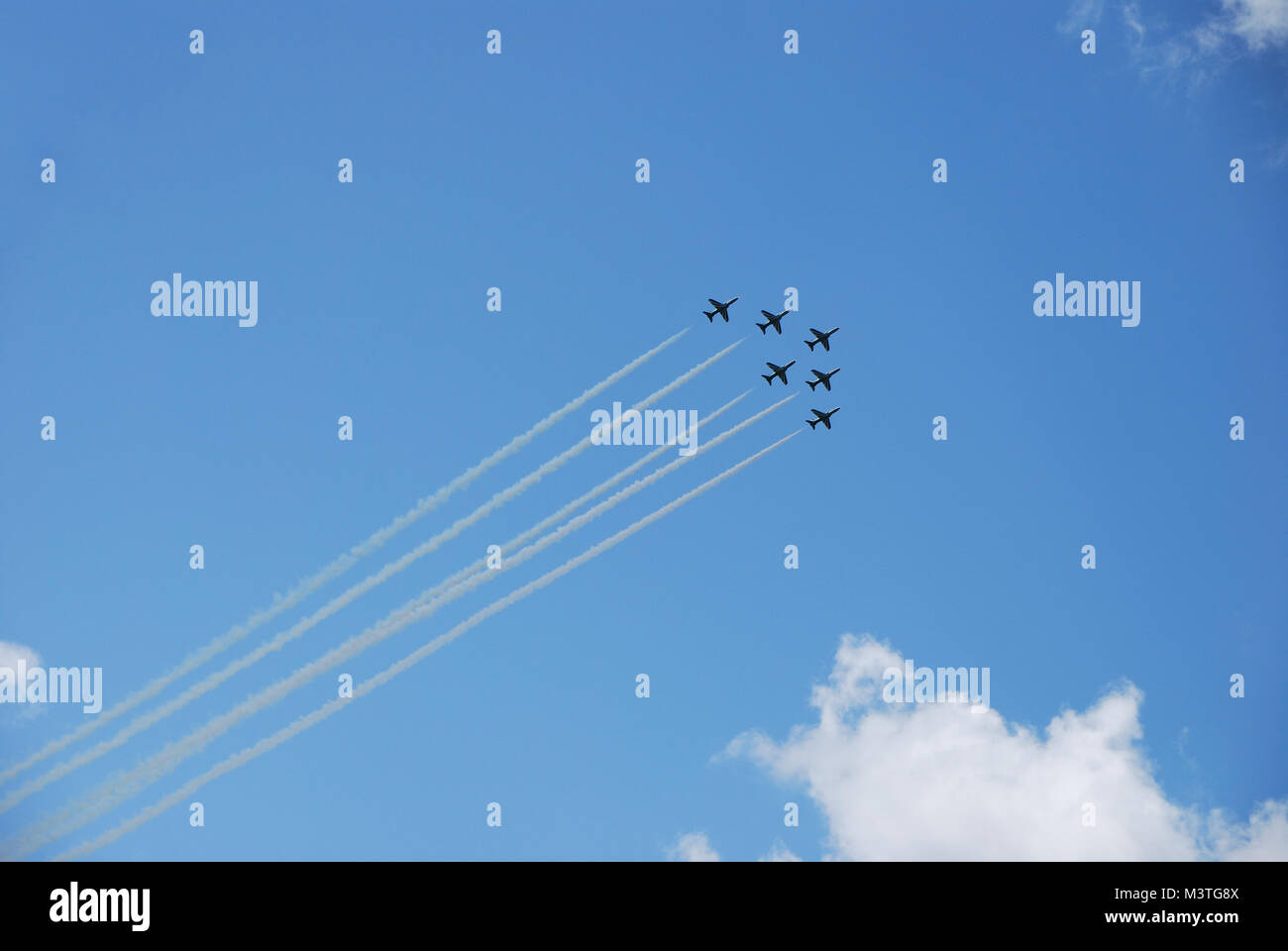 sechs flugzeuge fliegen schnell und steil nach oben bei einer flugshow Stock Photo