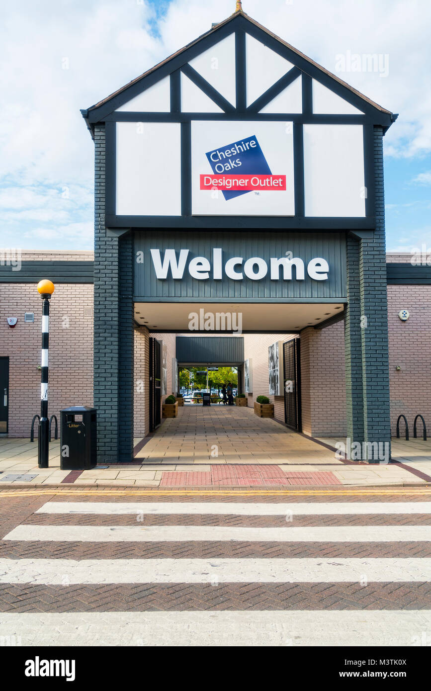 Cheshire oaks designer outlet hi-res stock photography and images - Alamy