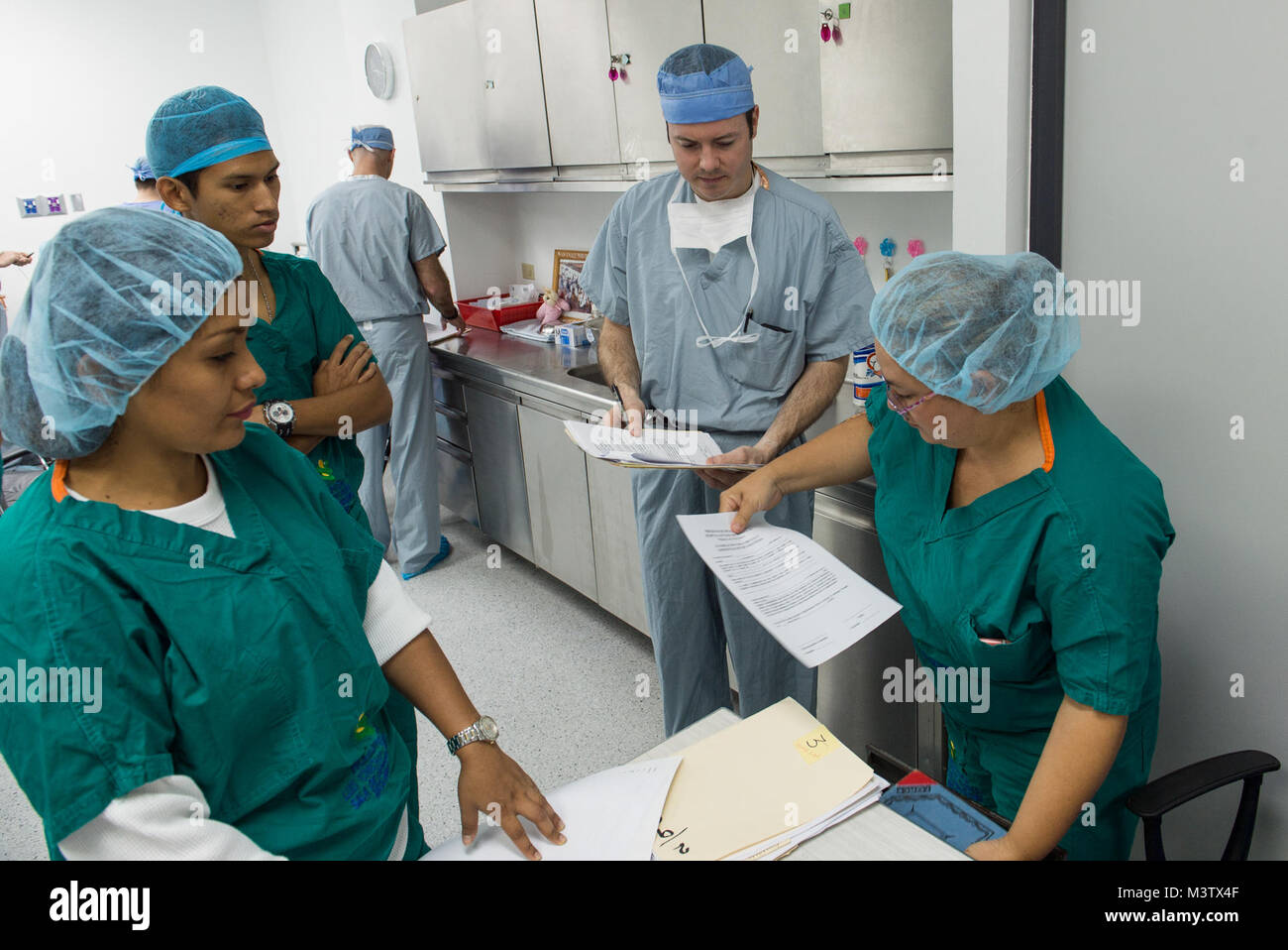 Ophthalmologist Maj. Richard Townley, a corneal specialist, goes over surgical charts with the local nurses at the Centro Hospitalario Luis 'Chicho' Fabrega during a medical readiness training exercise in Santiago, Panama, Feb. 6, 2017. The U.S. military medical team was in Panama to help treat individuals with cataracts that otherwise would have gone untreated. Medical readiness training exercises provide U.S. military personnel training in delivery of medical care in austere conditions, promote diplomatic relations between the U.S. and host nations in Central America and provide humanitarian Stock Photo