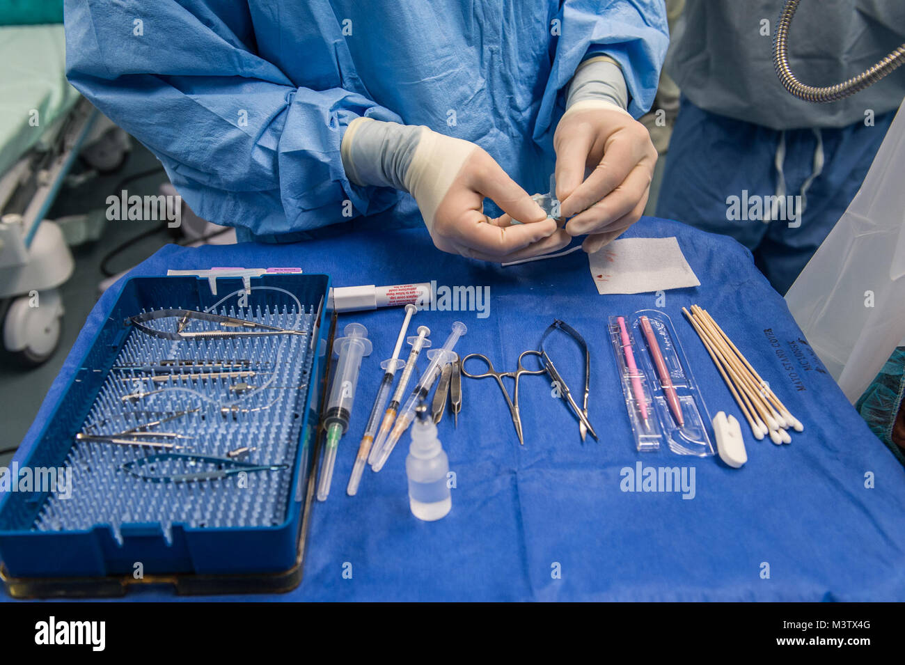 Senior Airman Brian Russell, an ophthalmologist technician, takes out an intra-ocular lens during an extracapsular cataract extraction with intraocular implant surgery at the Centro Hospitalario Luis 'Chicho' Fabrega in Santiago, Panama, Feb. 6, 2017. The U.S. military medical team was in Panama to help treat individuals with cataracts that otherwise would have gone untreated. Medical readiness training exercises provide U.S. military personnel training in delivery of medical care in austere conditions, promote diplomatic relations between the U.S. and host nations in Central America and provi Stock Photo