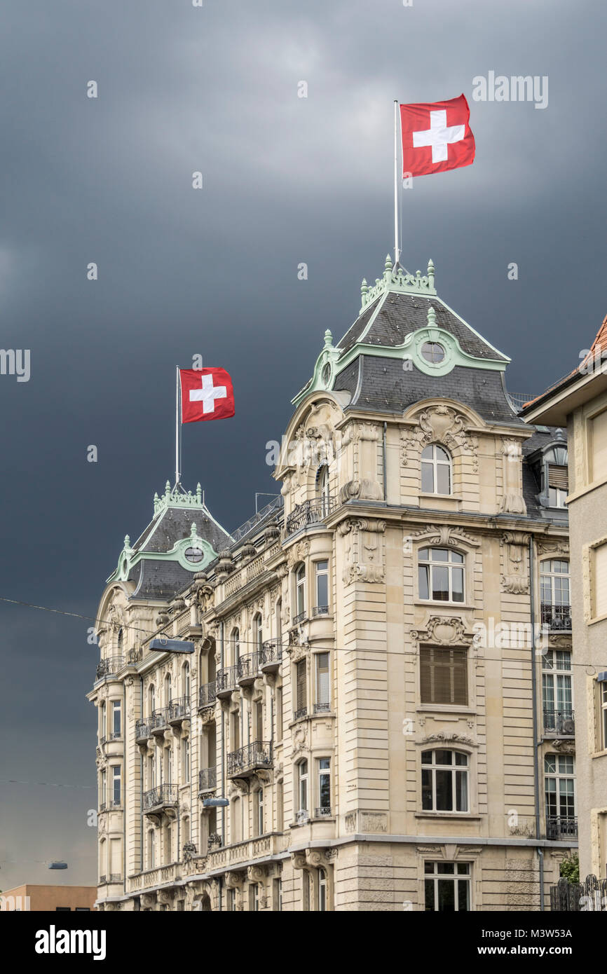 Schweizer Flagge auf Utoschloss am Zürisee, Zürich, Schweiz  | Utoschloss, historic city palais, neo baroc, swiss flag, Utoquai , Seefeld, Zurich, swi Stock Photo