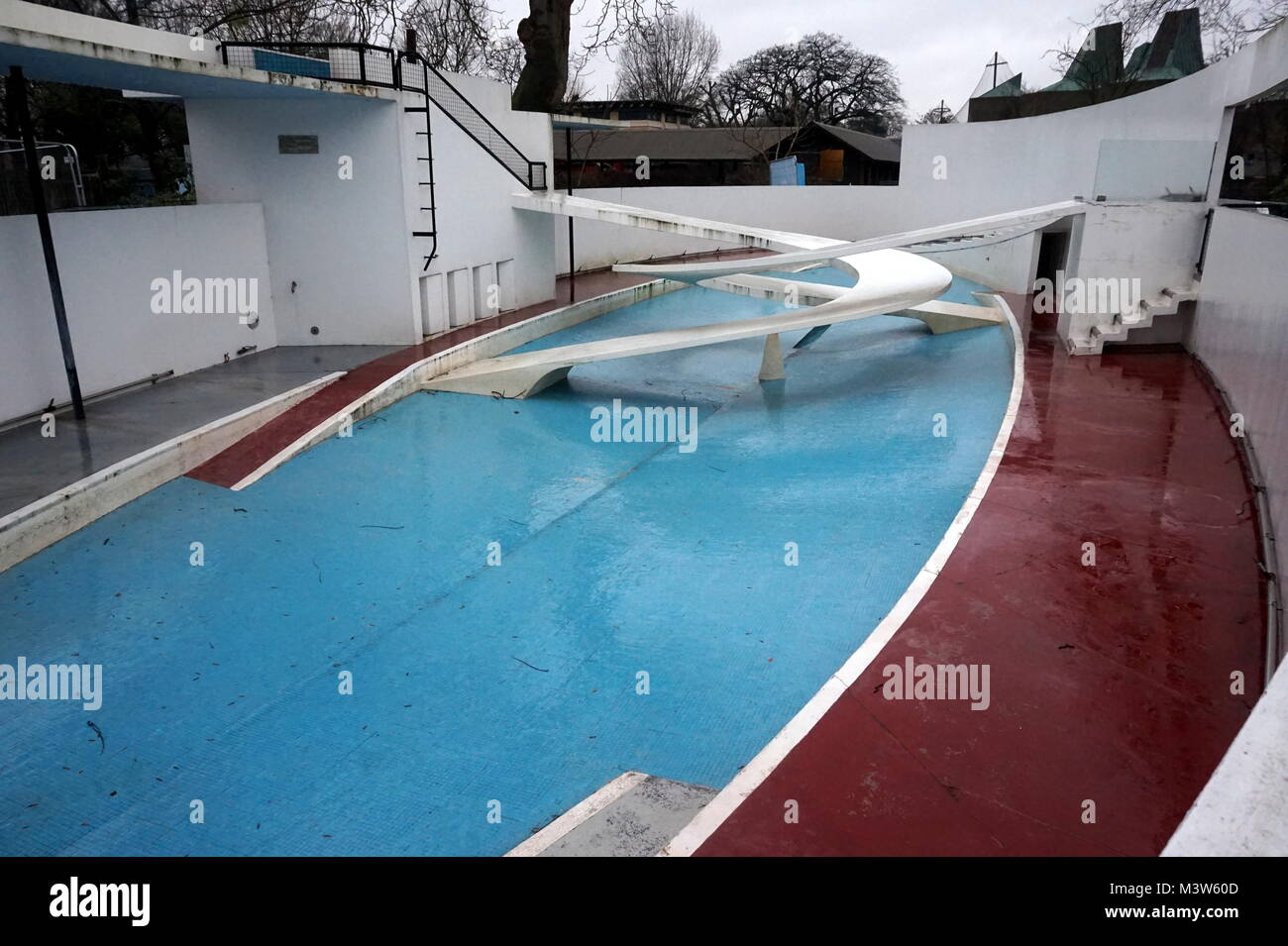 Lubetkin penguin enclosure london zoo hi-res stock photography and