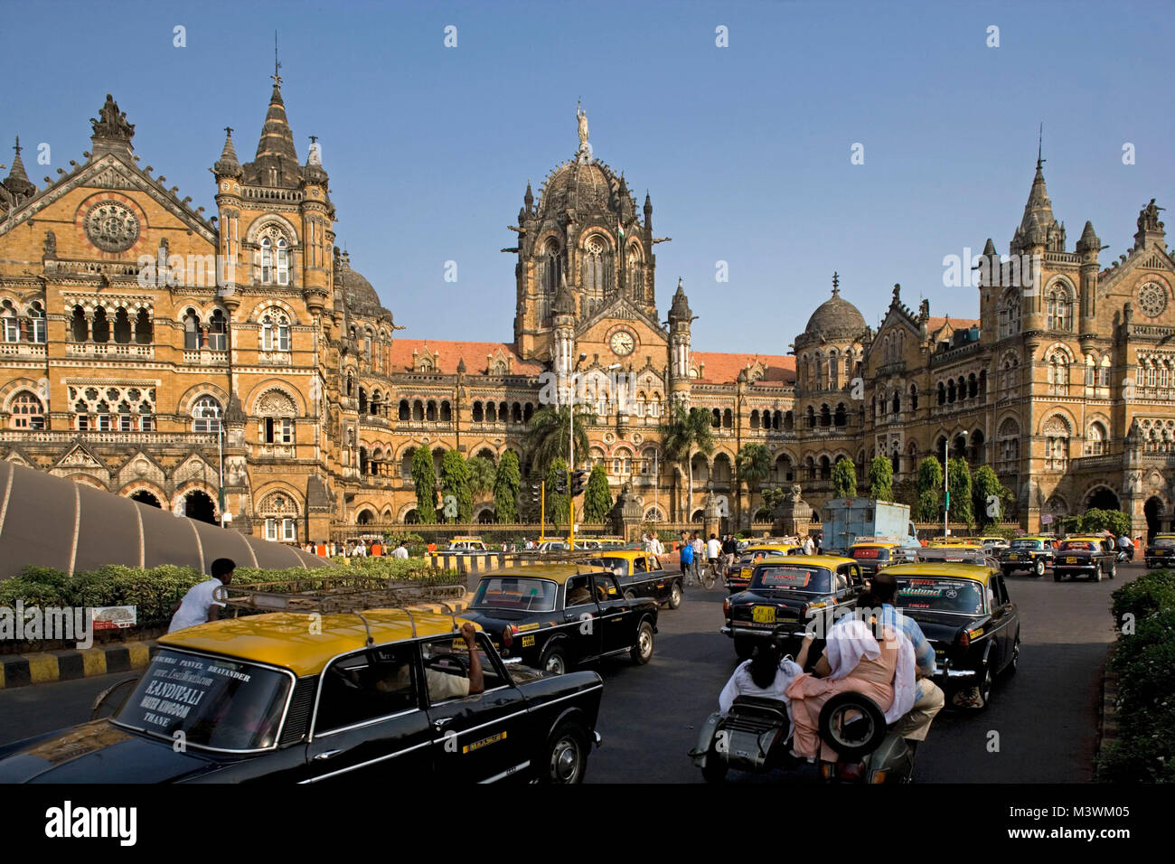 India, Mumbai, Chatrapati Shivaji Terminus (former Victoria terminus), built in Gothic style. Traffic in busy street. UNESCO World Heritage Site. Stock Photo