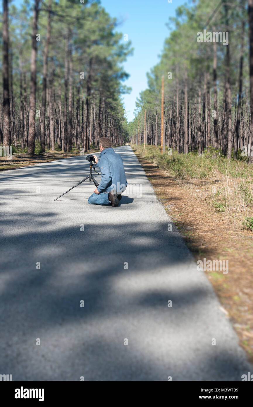 Kneeling photographer hi-res stock photography and images - Alamy