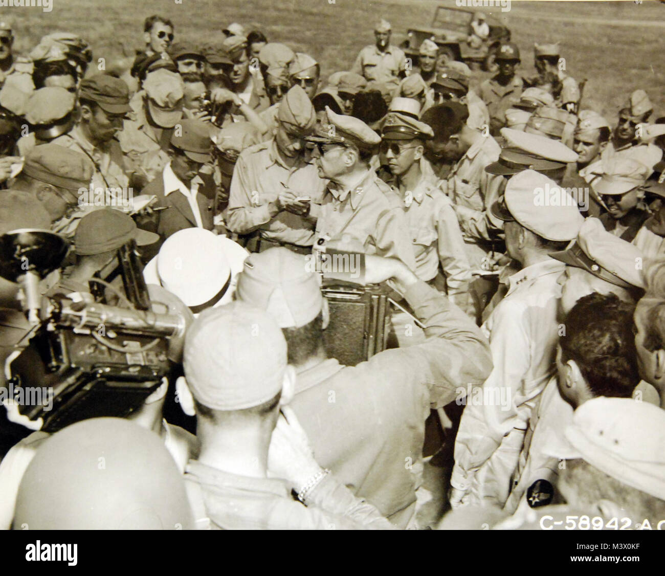 LC-USZ62-98660:  WWII: Japanese Surrender.   General of the Army Douglas A. McArthur arriving at Atsugi, Japan, August 30, 1945.   U.S. Army Photograph: SC-111-A-58942-A.C.   Courtesy of the Library of Congress:  Lot-8997.   (2018/02/02). LC-USZ62-98660 39146744465 o Stock Photo