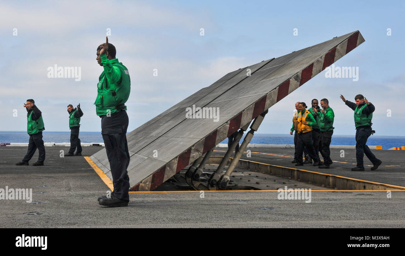 Jet blast deflector hires stock photography and images Alamy
